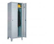 Hosszú ajtós öltözőszekrény lábakon álló