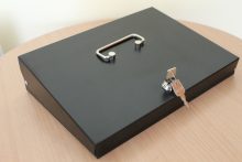 Kis kassza érmetálcával fiókba