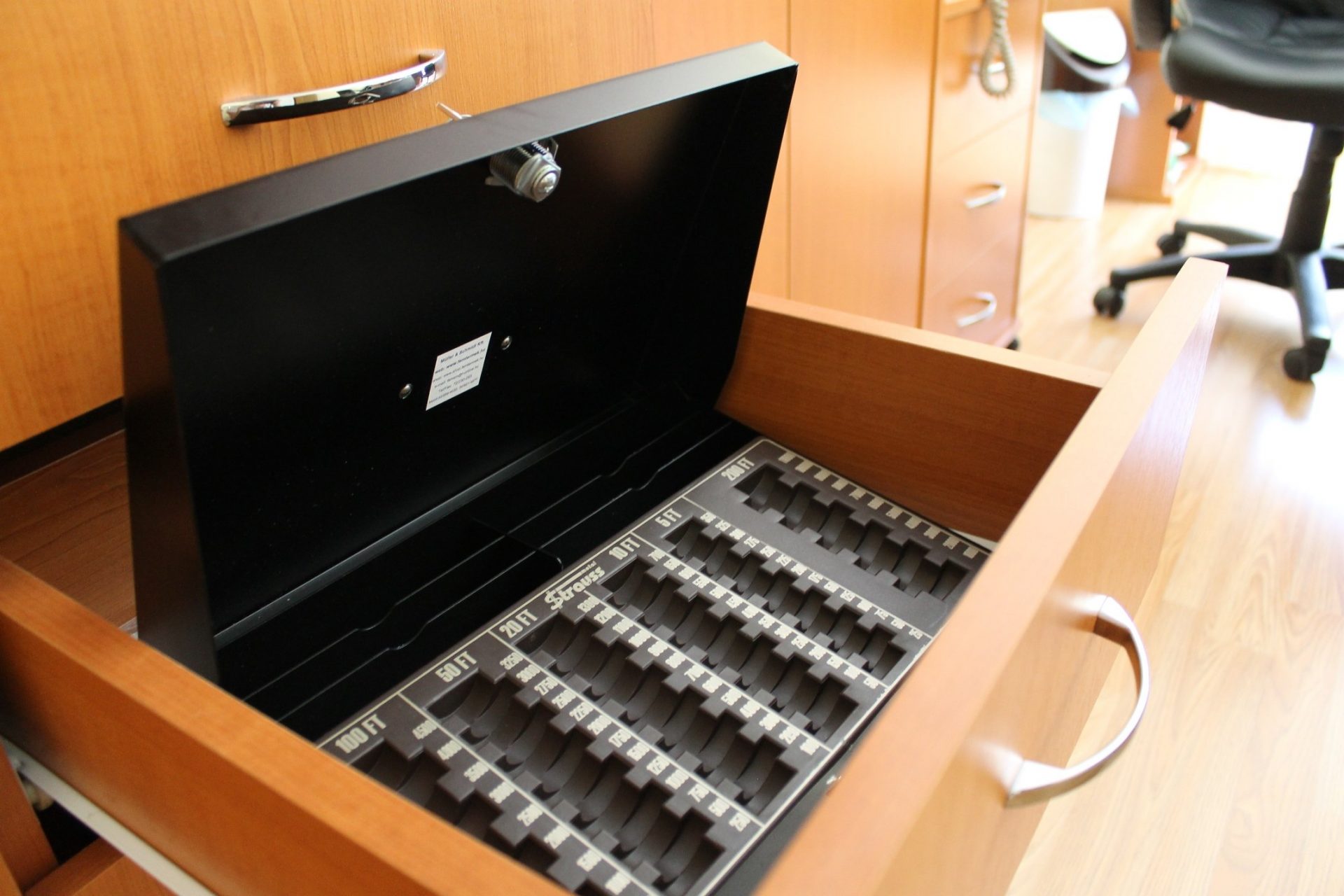 Kis kassza érmetálcával fiókba Kis kassza érmetálcával fiókba