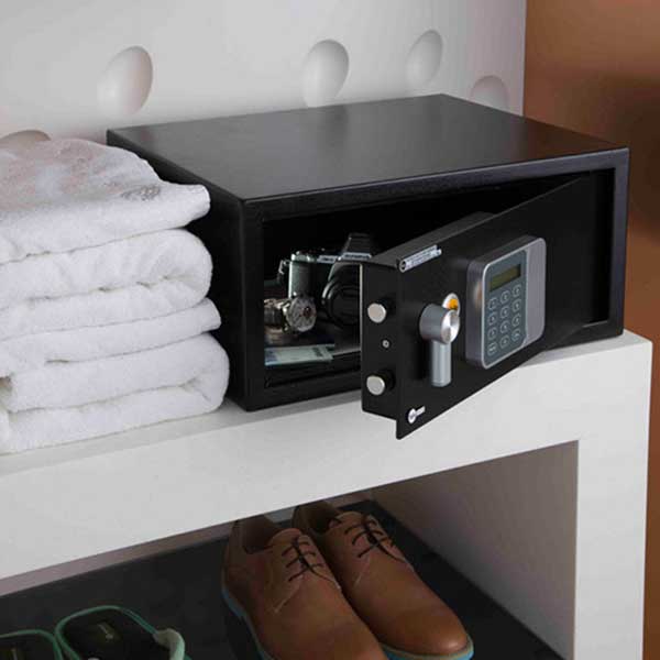 yale lapto nyitott laptopszéf használatban